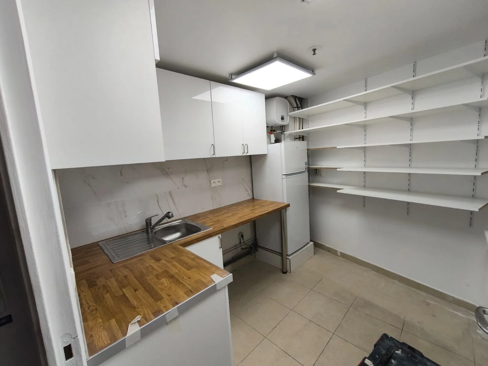 Cuisine après rénovation avec rangements par Mc Renov’luxe