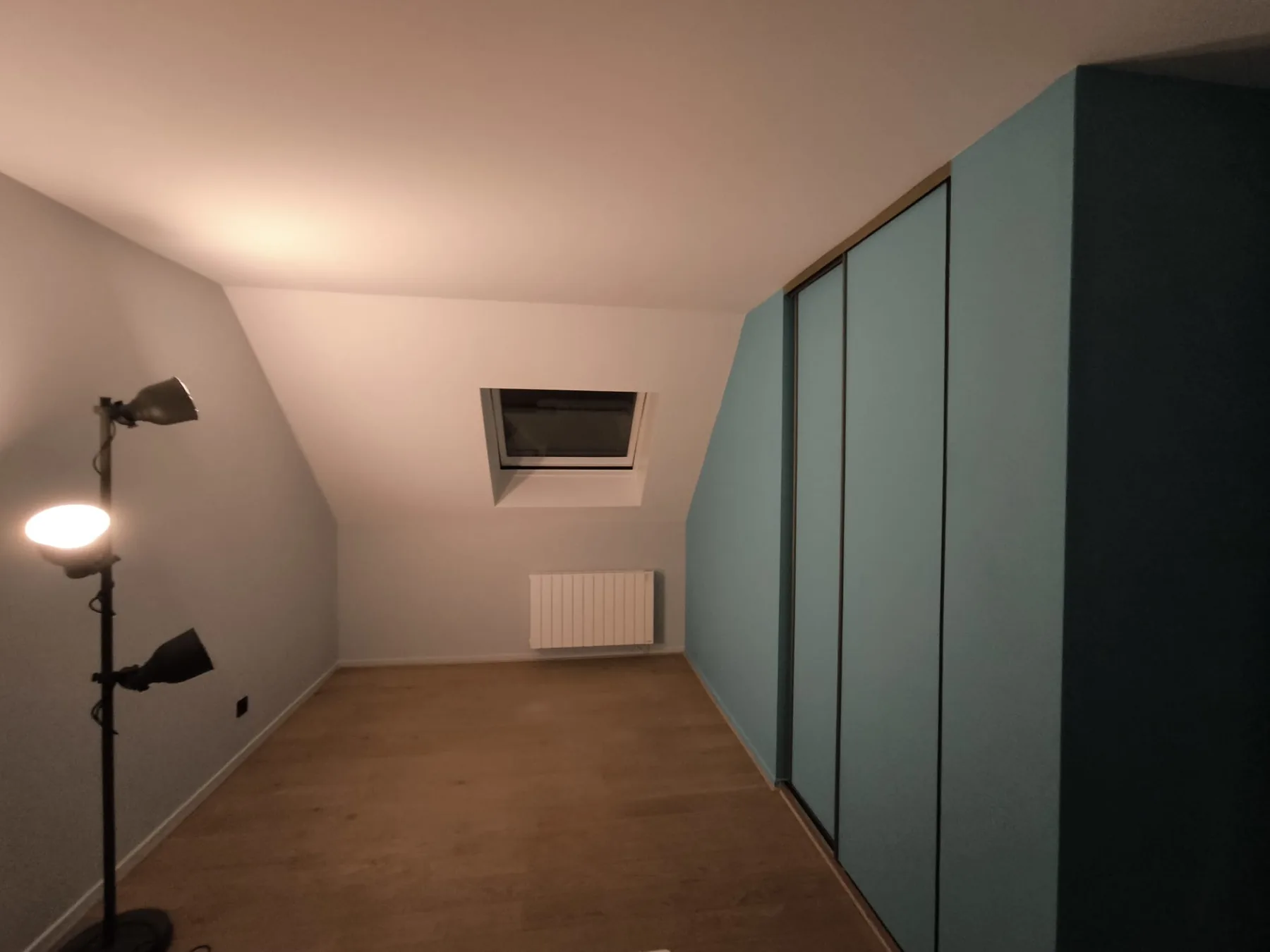 Combles après travaux d’enduit et peinture par Mc Renov’luxe
