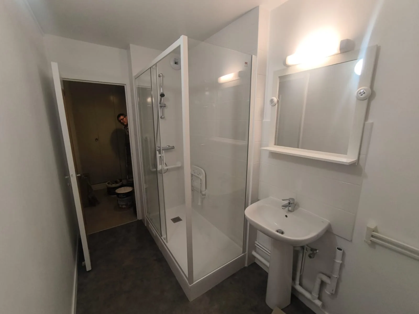 Salle de bain après rénovation PMR par Mc Renov’luxe