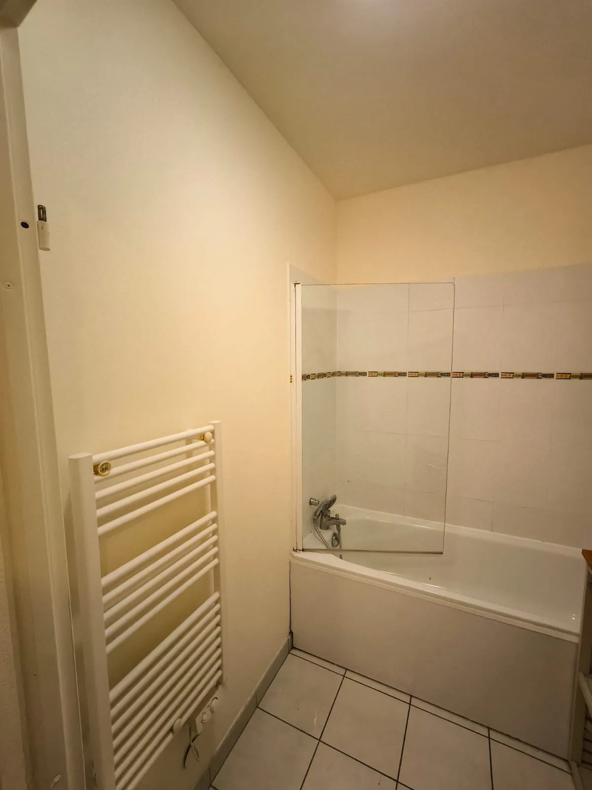 Salle de bain avant rénovation et installation de WC suspendu