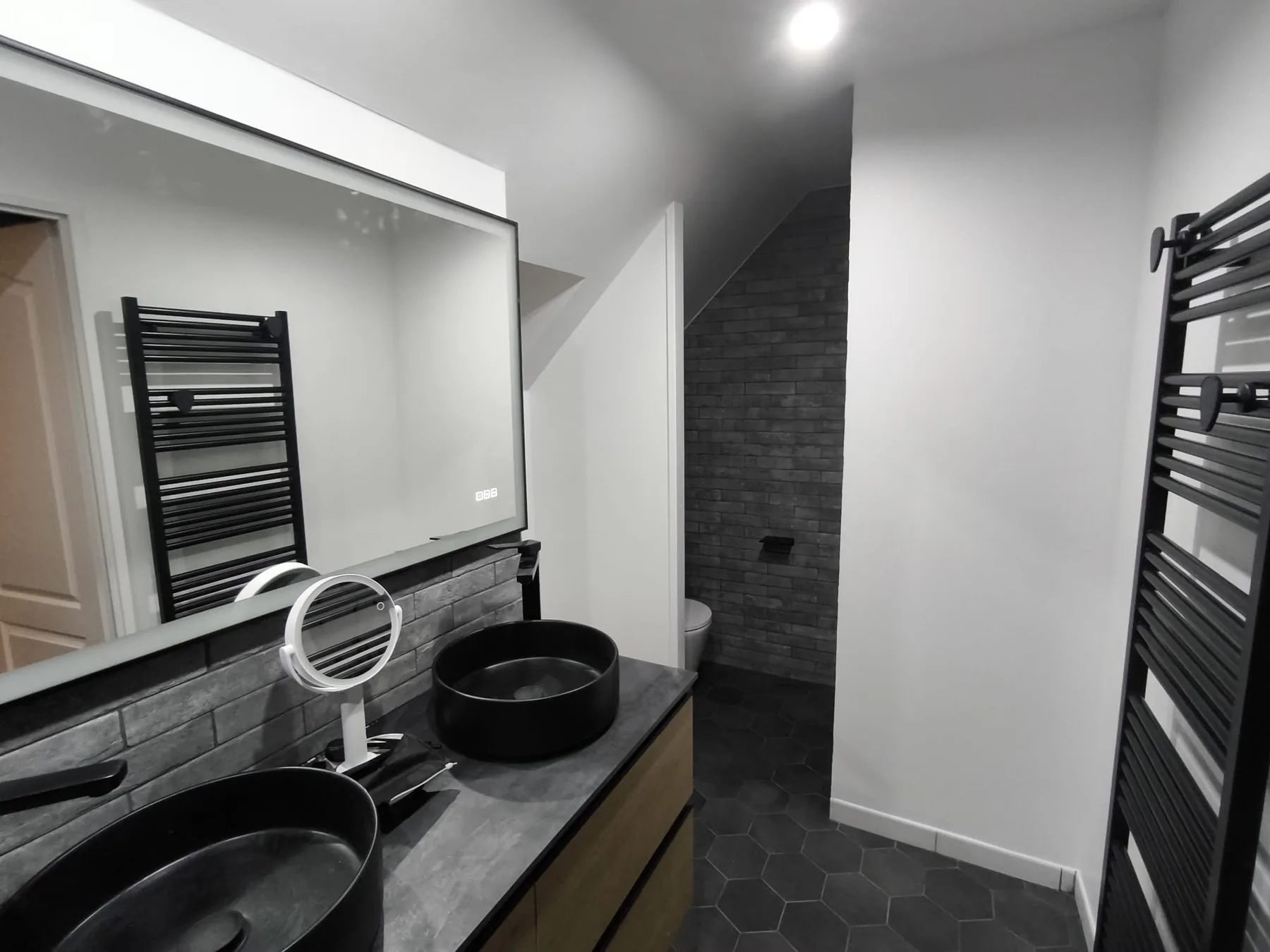 Salle de bain grise après rénovation complète par Mc Renov’luxe
